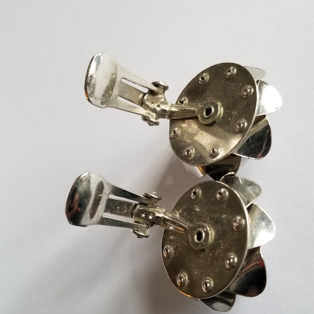 Vintage earrings flower clip on silver tone pinwheel floral chunky propeller - Picture 6 of 13